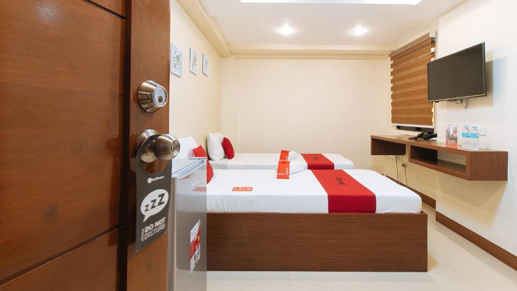 Postel nebo postele na pokoji v ubytování RedDoorz Plus near Uptown BGC Mall