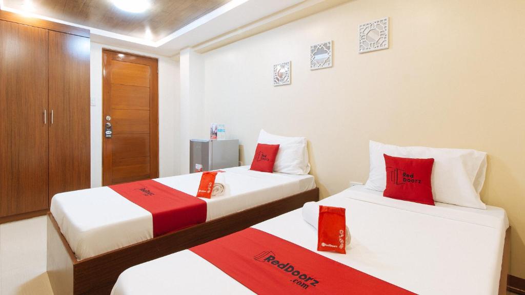 Postel nebo postele na pokoji v ubytování RedDoorz Plus near Uptown BGC Mall