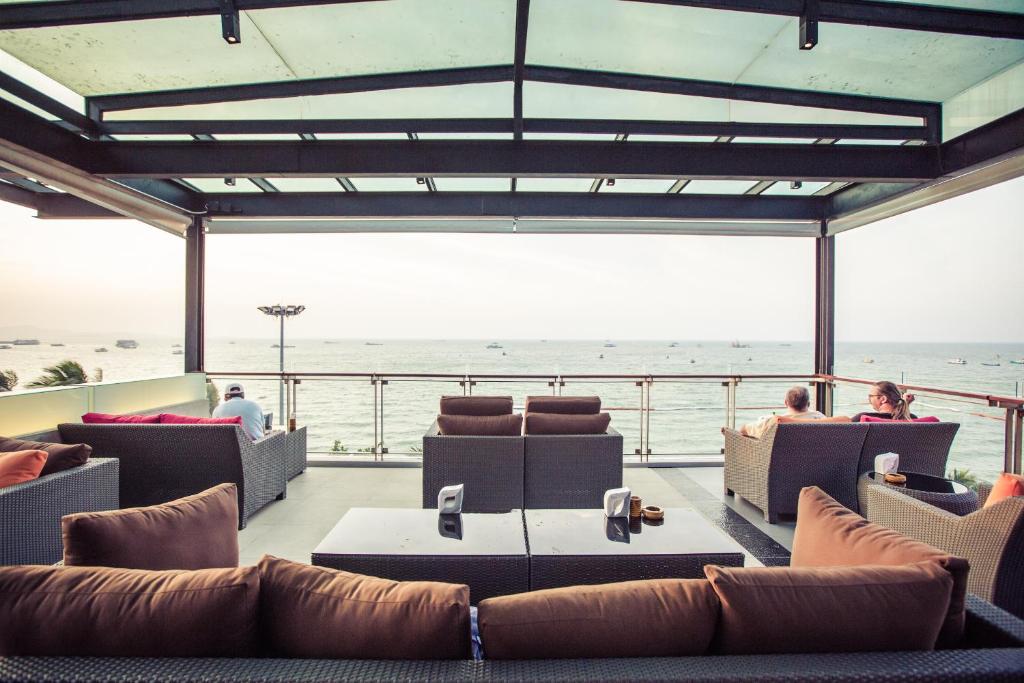 een woonkamer met uitzicht op de oceaan bij Serenotel Pattaya in Pattaya