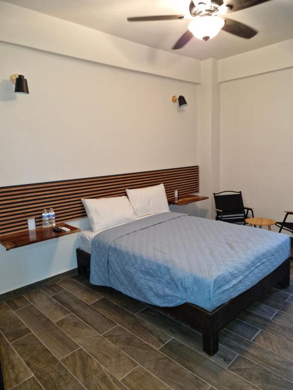 a bedroom with a bed and a ceiling fan at inbed Hotel in Tuxtla Gutiérrez
