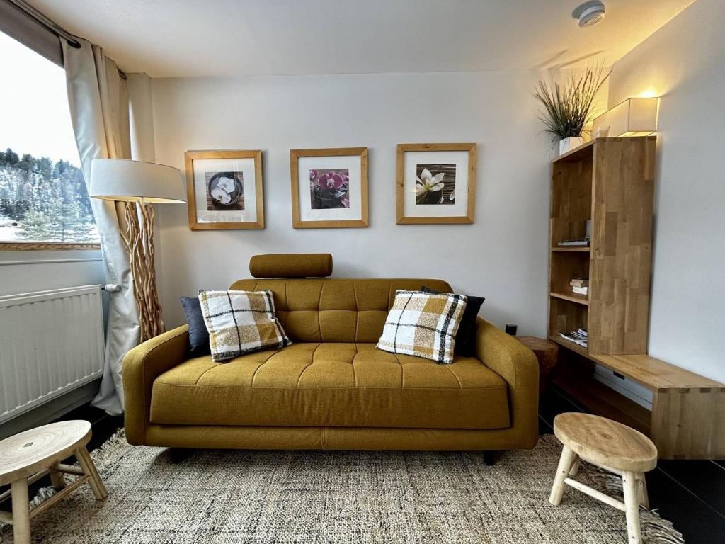un salon avec un canapé et une fenêtre dans l'établissement Appartement cosy 2 pièces à Plagne Centre, proche pistes et commerces - FR-1-351-231, à La Plagne Tarentaise