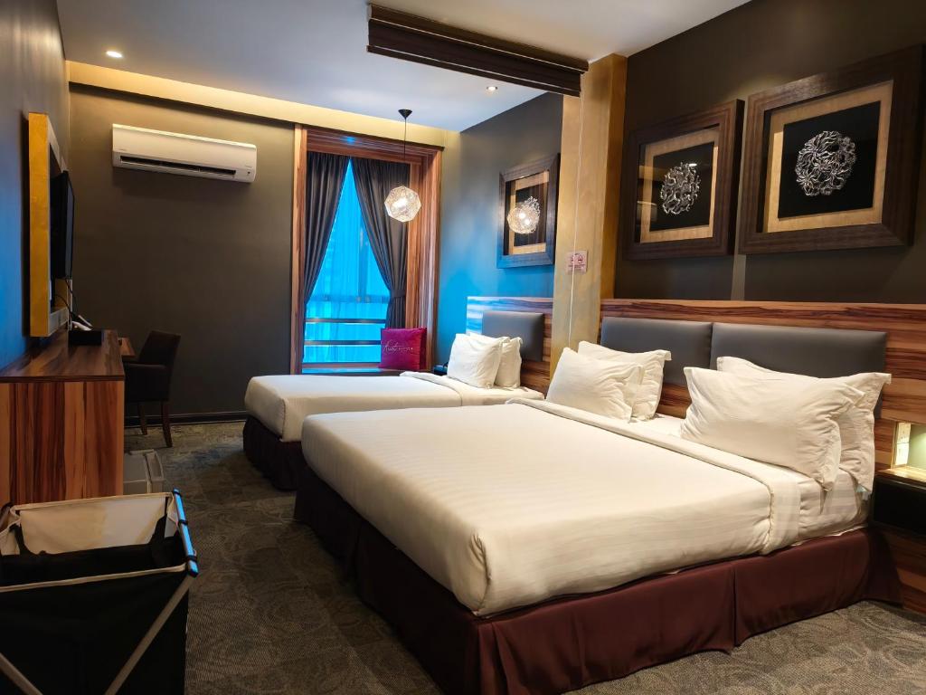 Postel nebo postele na pokoji v ubytování Asiatic Hotel