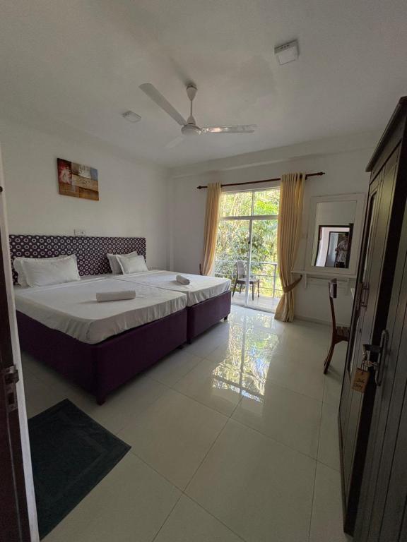 Postel nebo postele na pokoji v ubytování Wake N Flow, Weligama