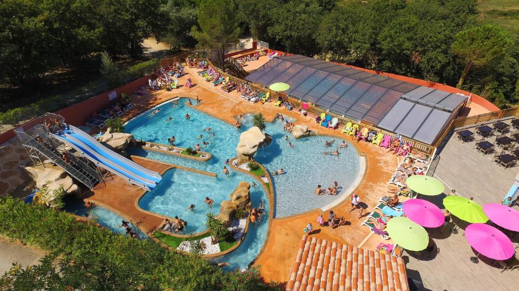 een uitzicht over het zwembad van een resort bij Camping des Alberes in Laroque-des-Albères