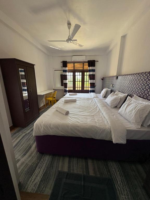 Postel nebo postele na pokoji v ubytování Wake N Flow, Weligama