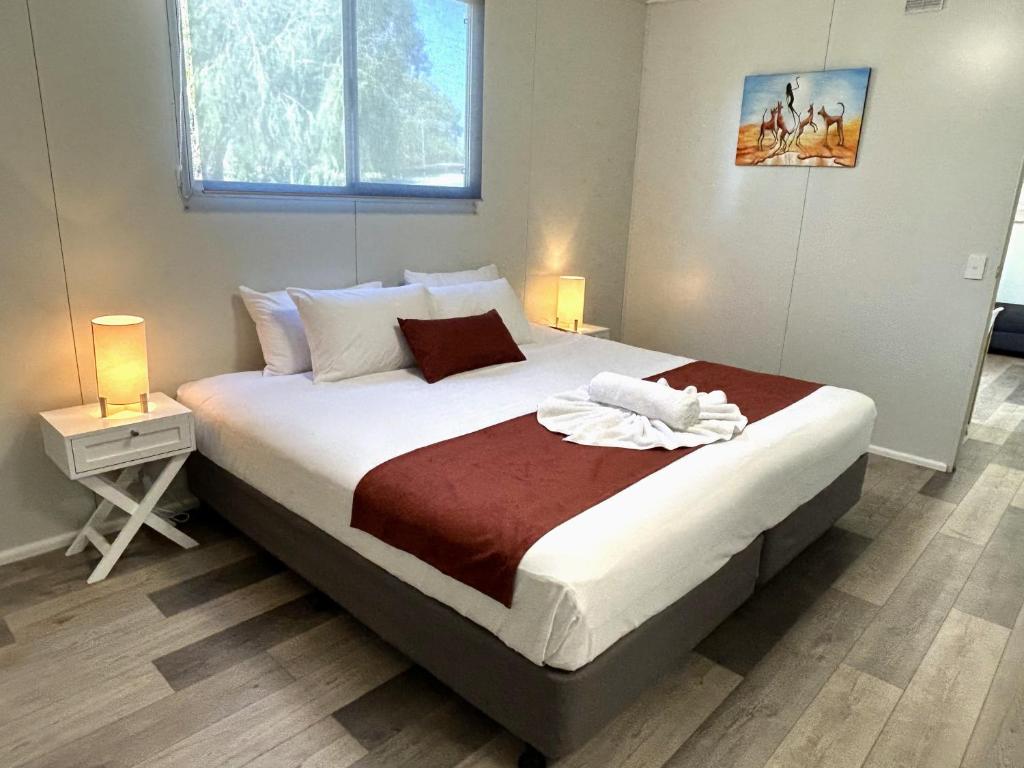 Postel nebo postele na pokoji v ubytování Mandurah Coastal Holiday Park