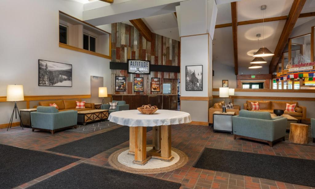 Posezení v ubytování Evergreen Lodge at Vail