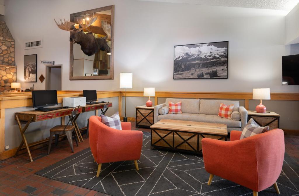 TV a/nebo společenská místnost v ubytování Evergreen Lodge at Vail
