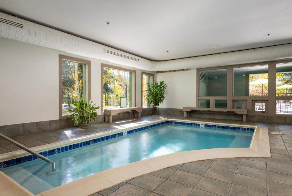 Bazén v ubytování Evergreen Lodge at Vail nebo v jeho okolí
