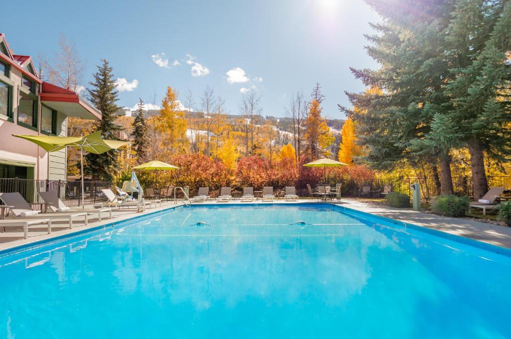 Bazén v ubytování Evergreen Lodge at Vail nebo v jeho okolí