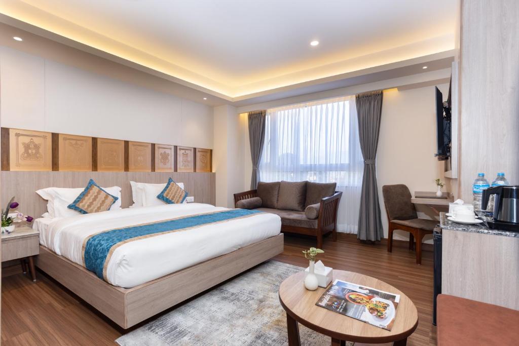 Postel nebo postele na pokoji v ubytování Shuvatara Suites & Spa, Thamel