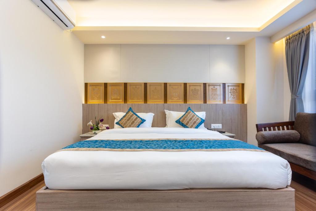 Postel nebo postele na pokoji v ubytování Shuvatara Suites & Spa, Thamel