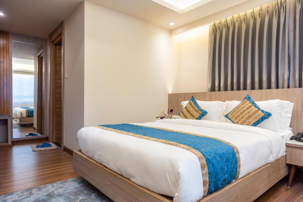 Postel nebo postele na pokoji v ubytování Shuvatara Suites & Spa, Thamel