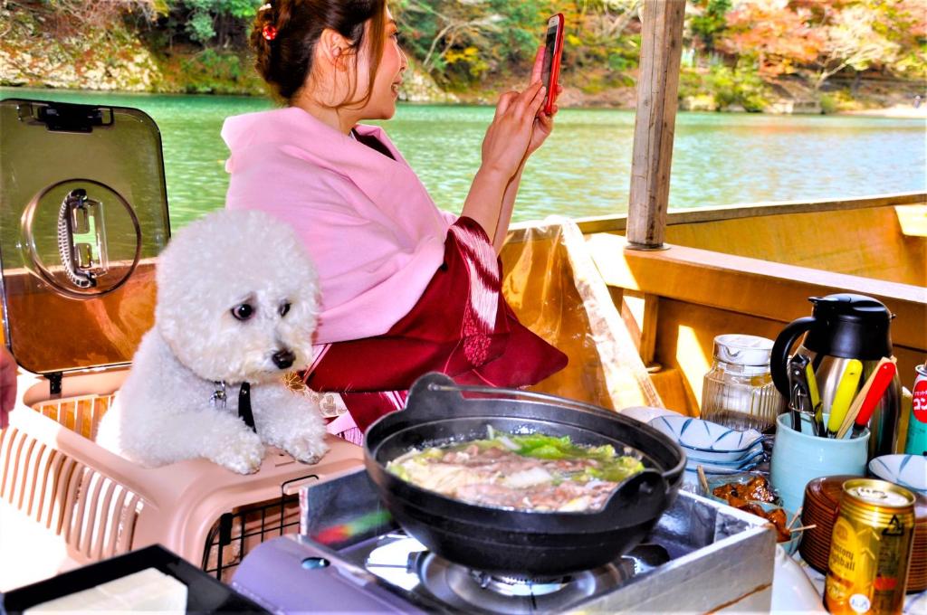 Domácí mazlíčci ubytovaní s hosty v ubytování Riverside Arashiyama