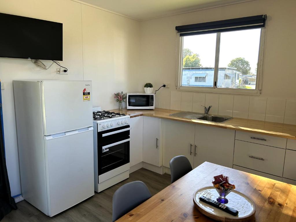 Kuchyň nebo kuchyňský kout v ubytování Mandurah Coastal Holiday Park