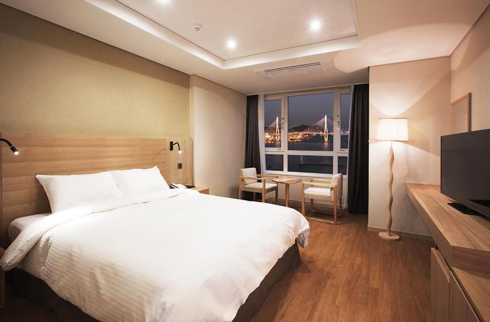TV a/nebo společenská místnost v ubytování Crown Harbor Hotel Busan