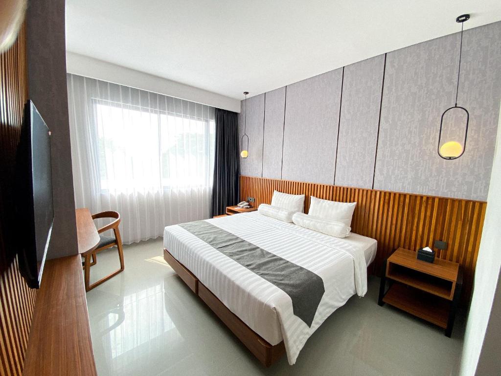Postel nebo postele na pokoji v ubytování Nata Azana Hotel Ngawi