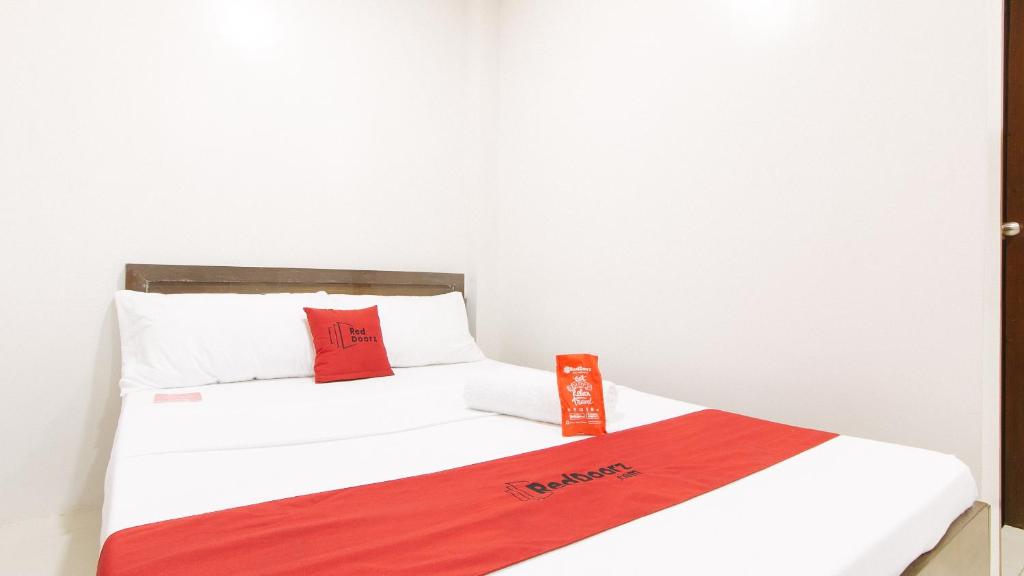 RedDoorz near Fernwoods Garden Quezon City - Deluxe Room