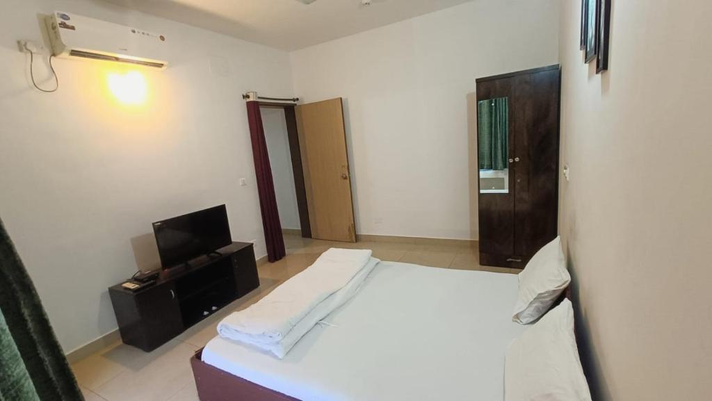 Un pat sau paturi într-o cameră la Private 1BHK Flat in Blue Ridge Township