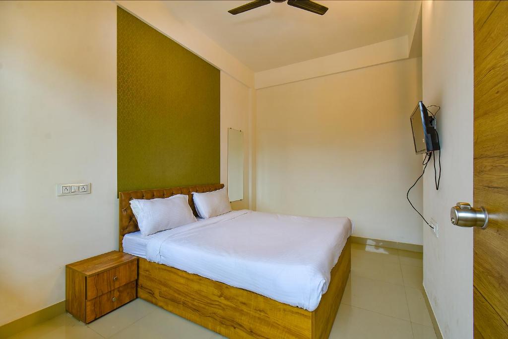 Postel nebo postele na pokoji v ubytování FabHotel Tiru Residency