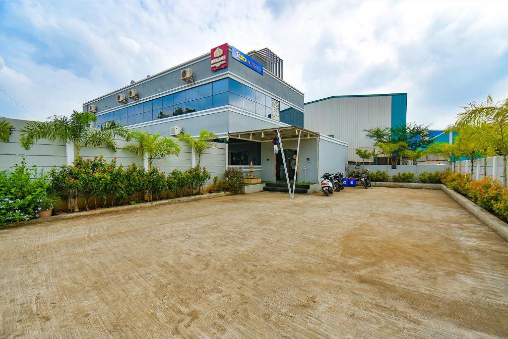 een gebouw met een motorfiets ervoor geparkeerd bij Via Tiru Residency in Pune