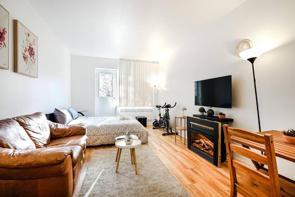 Μια τηλεόραση ή/και κέντρο ψυχαγωγίας στο Lumière et Propreté à McGill parking gratuit