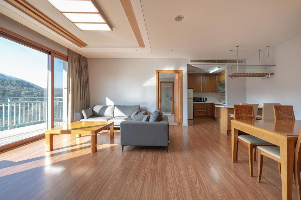 Kuchyň nebo kuchyňský kout v ubytování Elysian Gangchon Resort
