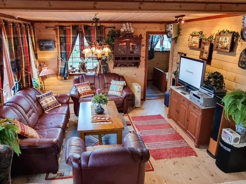 TV a/nebo společenská místnost v ubytování 9 person holiday home in HUNDEIDVIK-By Traum