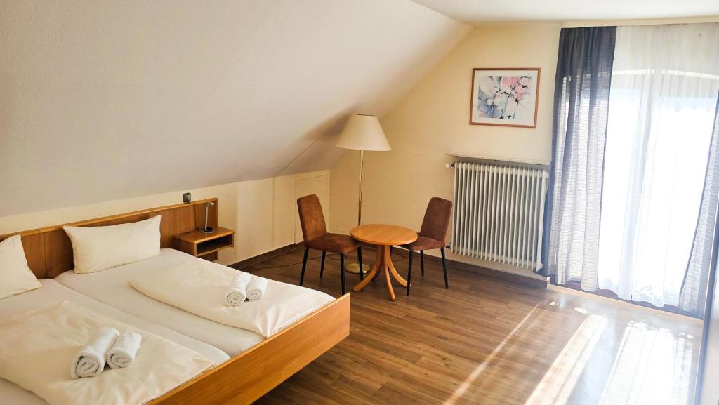 Postel nebo postele na pokoji v ubytování Hotel zur Moselbrücke