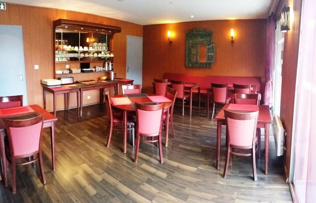 Lounge nebo bar v ubytování Hôtel Le Forestia