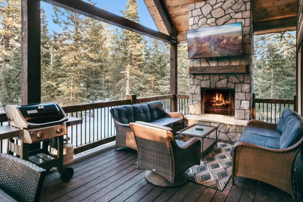 Χώρος καθιστικού στο One of a Kind Cabin, Covered Deck, Spa, and Games