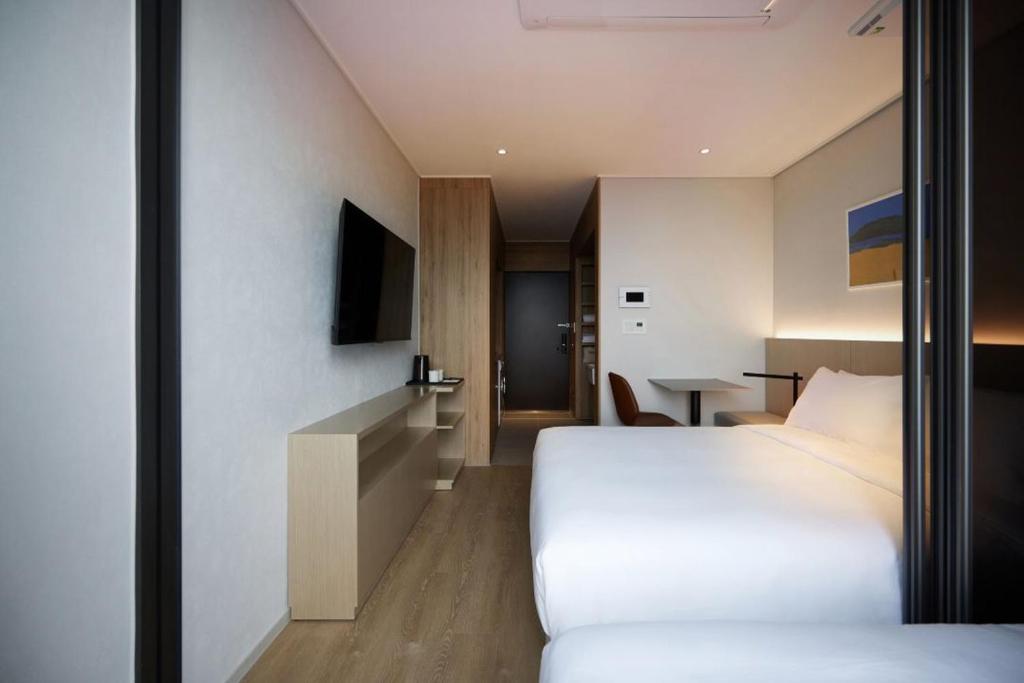 Postel nebo postele na pokoji v ubytování Homes Stay Myeongdong