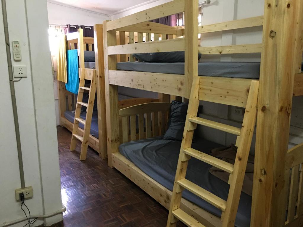 un gruppo di letti a castello in una stanza di Mapping Hostel a Chiang Mai