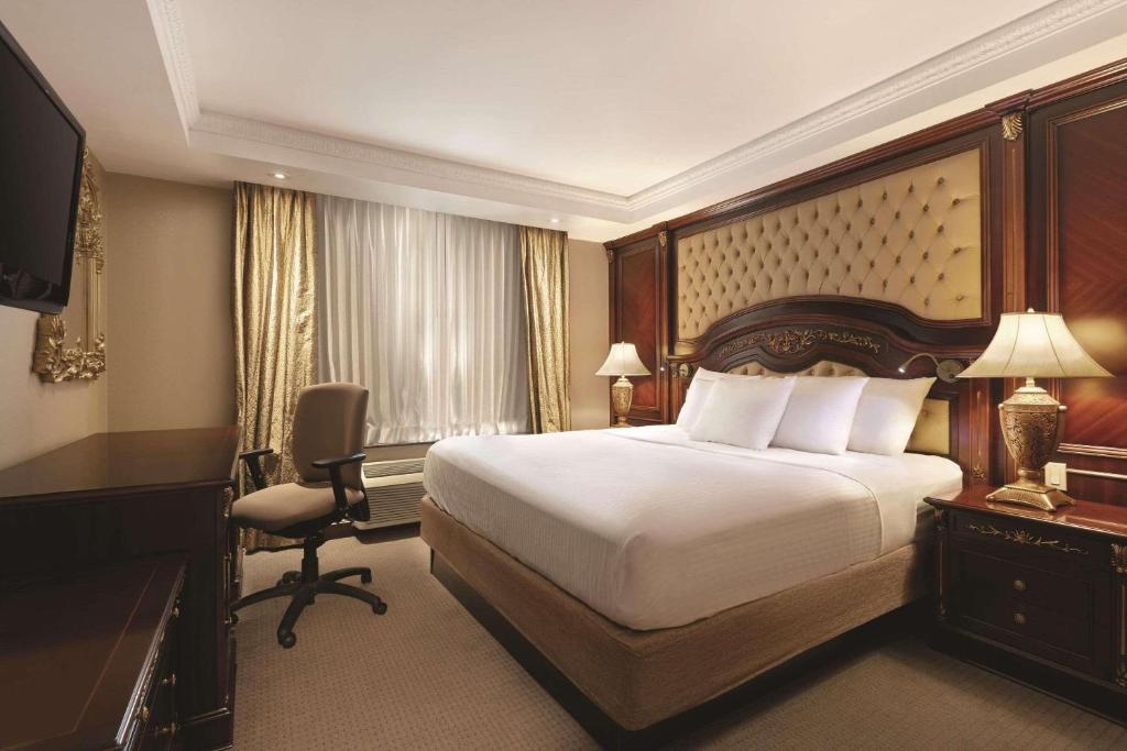 Postel nebo postele na pokoji v ubytování Radisson Hotel Toronto Airport West