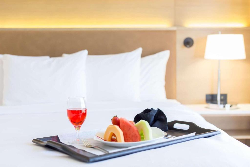 Postel nebo postele na pokoji v ubytování Radisson Hotel Phoenix Airport