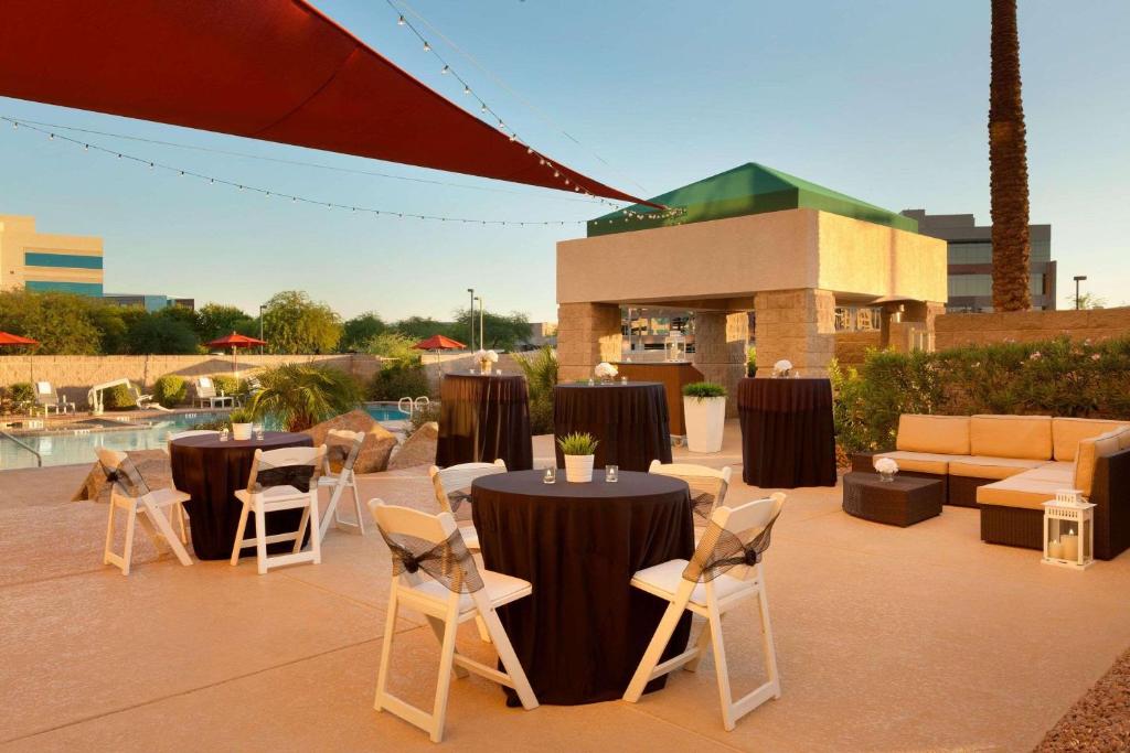 Bazén v ubytování Radisson Hotel Phoenix Airport nebo v jeho okolí