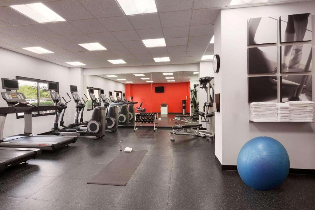 Fitness centrum a/nebo fitness zařízení v ubytování Radisson Hotel Phoenix Airport