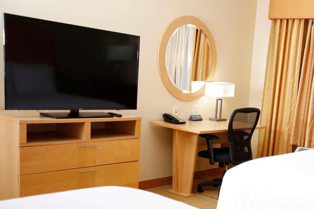 TV a/nebo společenská místnost v ubytování Radisson Hotel Yuma