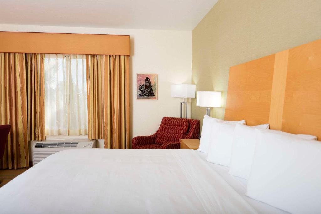 Postel nebo postele na pokoji v ubytování Radisson Hotel Yuma