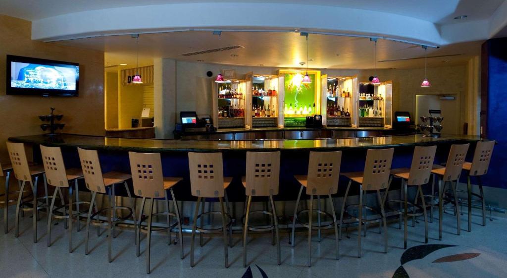 TV a/nebo společenská místnost v ubytování Radisson Hotel Yuma