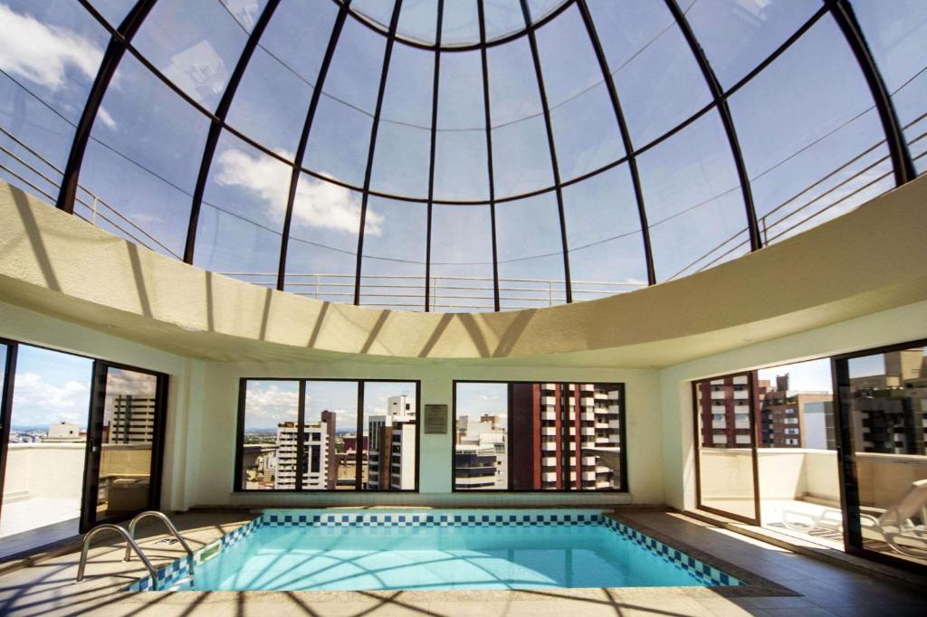 Bazén v ubytování Radisson Hotel Curitiba nebo v jeho okolí