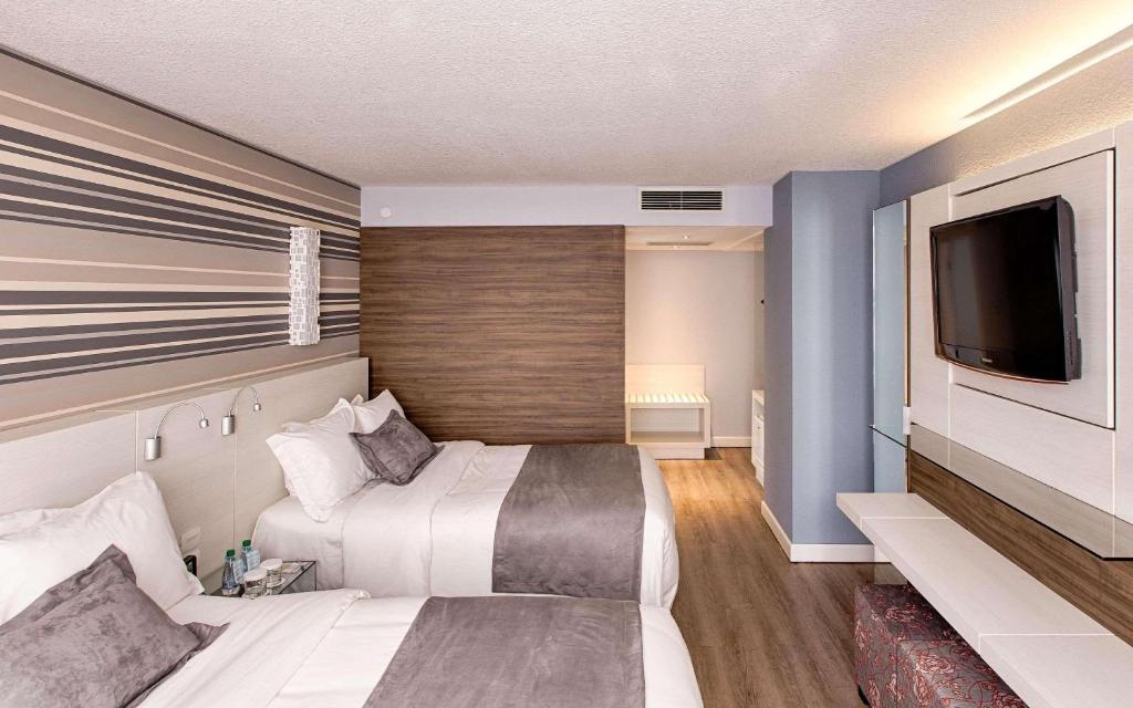 TV a/nebo společenská místnost v ubytování Radisson Hotel Curitiba