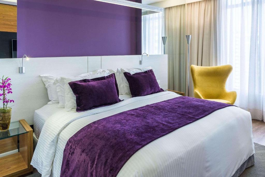 Postel nebo postele na pokoji v ubytování Radisson Hotel Curitiba