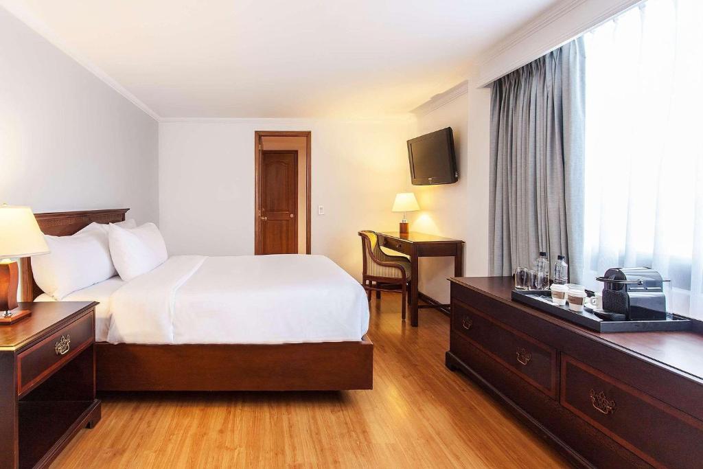 Postel nebo postele na pokoji v ubytování Radisson Bogota Metrotel