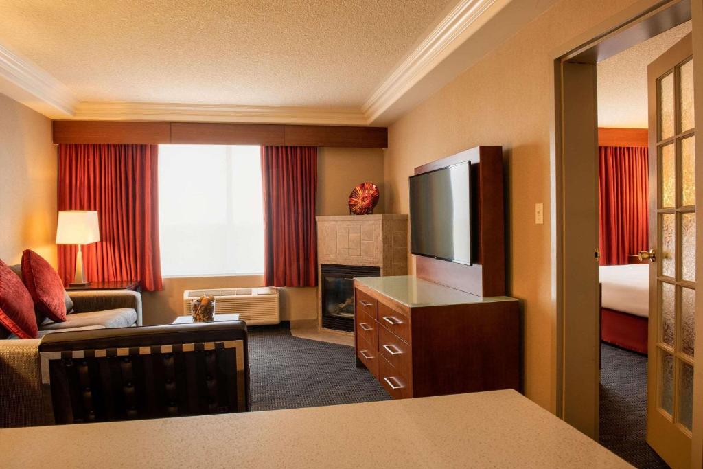 TV a/nebo společenská místnost v ubytování Radisson Hotel & Suites Fort McMurray