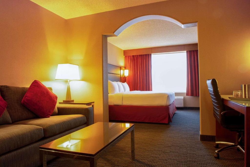 Postel nebo postele na pokoji v ubytování Radisson Hotel & Suites Fort McMurray