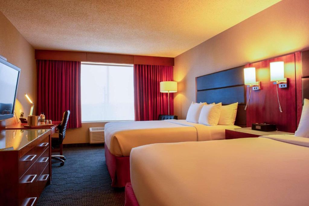 Postel nebo postele na pokoji v ubytování Radisson Hotel & Suites Fort McMurray