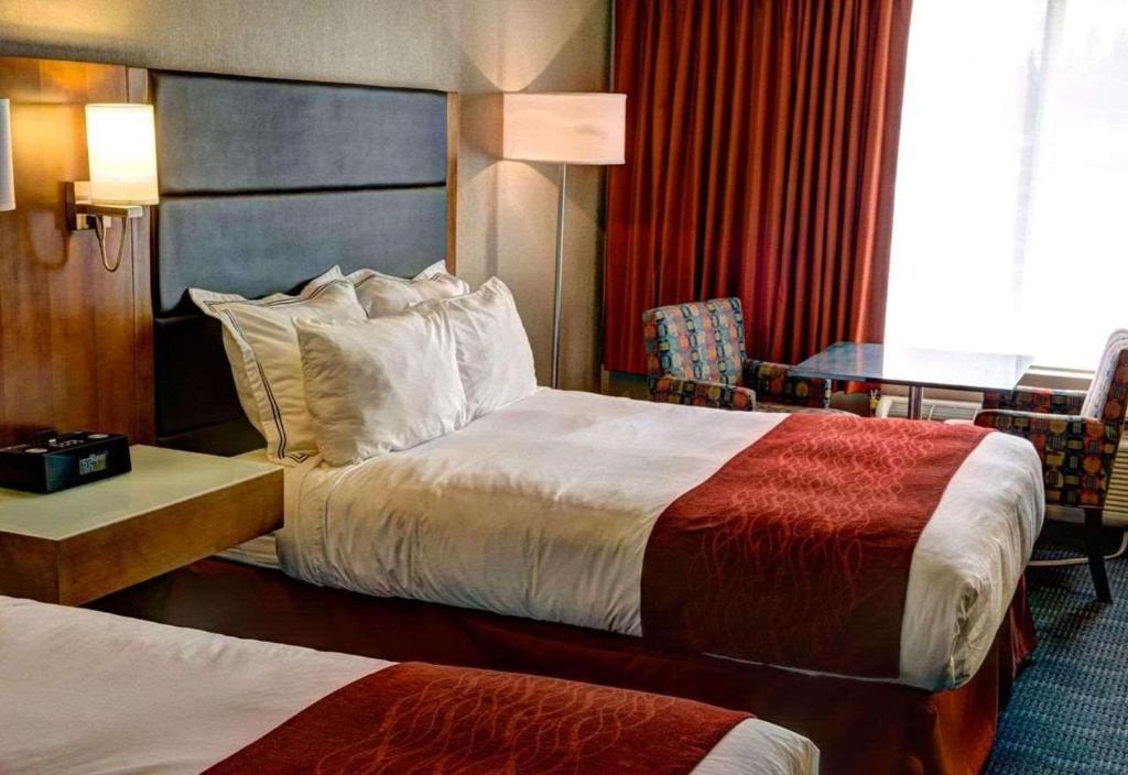 Postel nebo postele na pokoji v ubytování Radisson Hotel & Suites Fort McMurray