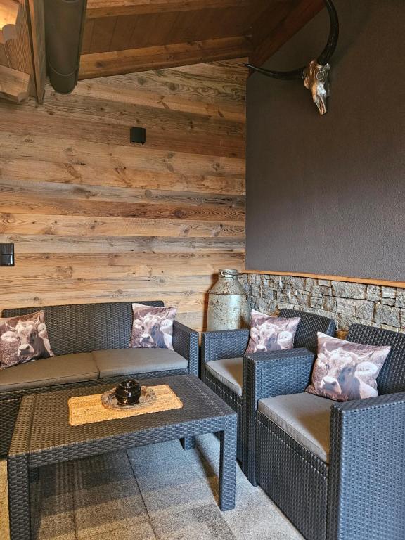 Posezení v ubytování Luxus Apartment Nina mit Zirbenhütte