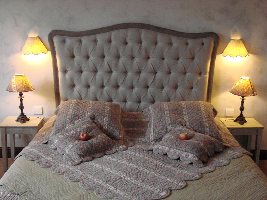 Ladoix SerrignyにあるLes Demoiselles de Ladoixのベッドルーム1室(大型ベッド1台、ランプ2つ付)